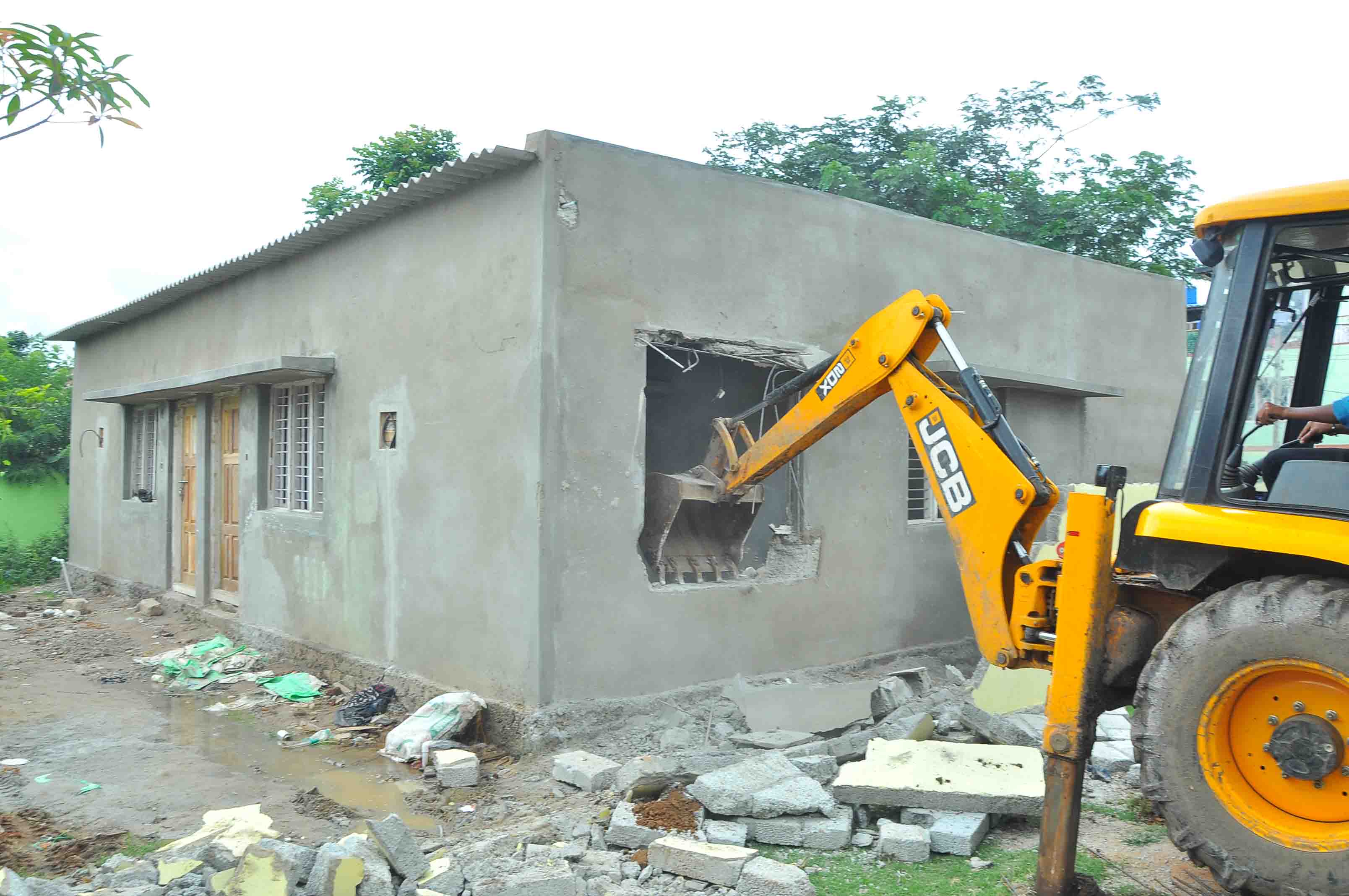 ಹಾಸನ: ನಗರಸಭೆಯಿಂದ ಅಕ್ರಮ ಕಟ್ಟಡ ತೆರವು